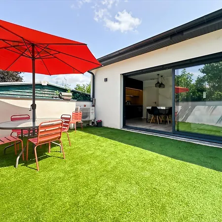 Modern 2 Bedroom House, Sleeps Up To 6 *