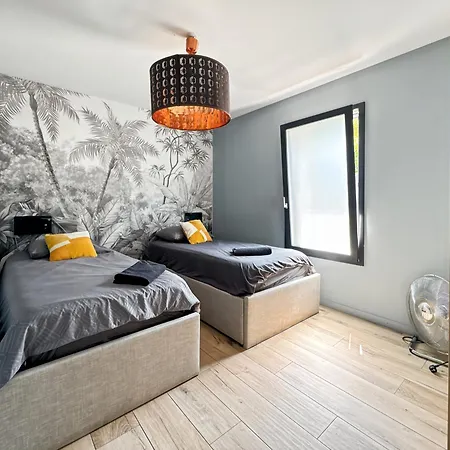 Modern 2 Bedroom House, Sleeps Up To 6 *