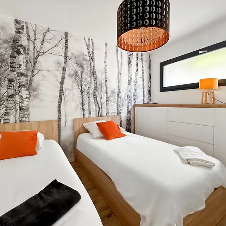 Modern 2 Bedroom House, Sleeps Up To 6