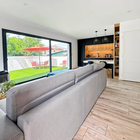 Modern 2 Bedroom House, Sleeps Up To 6 *